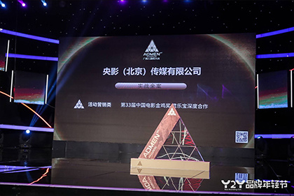 扒开她的内裤把她摸出水软件